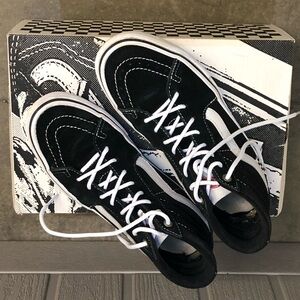 VANS- BLACK SUEDE HIGHTOP SNEAKERS mens 5.5